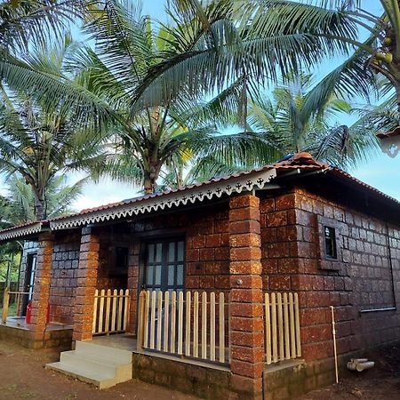 Saka Kadams Home Stay Guhāgar Esterno foto